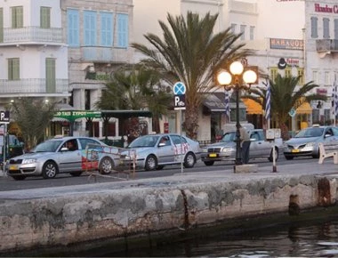 Σύρος: Οδηγός ταξί παρέσυρε δύο πεζούς- Στο νοσοκομείο ένας 28χρονος και μία 30χρονη